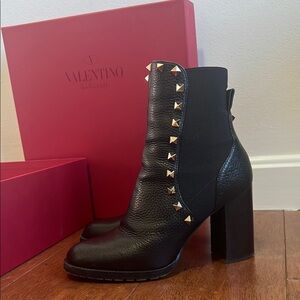 Valentino Garavani Rockstud 80 mm grainy calfskin ankle boots